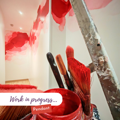 Peinture décorative rouge et bordeaux dans un escalier de gîte à Bayeux en Normandie