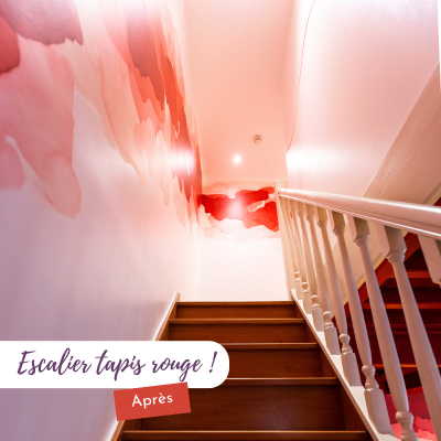 Décor mural artistique reliant salon et étage dans un gîte normand à Bayeux.